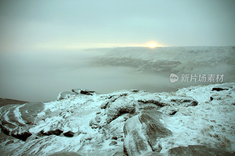 冬天的日出在Kinder Scout, Peak District UK